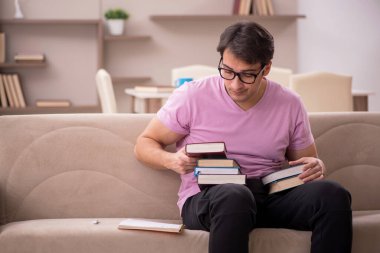 Evde sınava hazırlanan genç bir öğrenci.