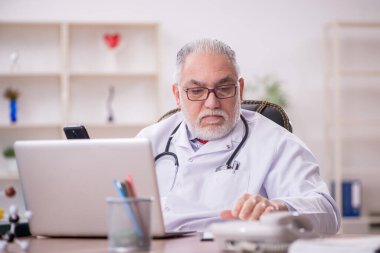 Hastanede çalışan yaşlı doktor.