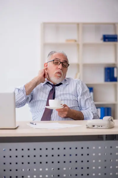 Old Employee Drinking Coffee Break — Stock Photo, Image