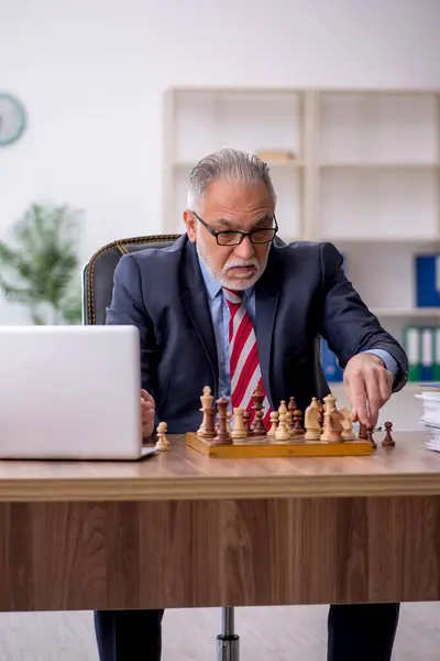 Starý Zaměstnanec Hraje Šachy Pracovišti — Stock fotografie