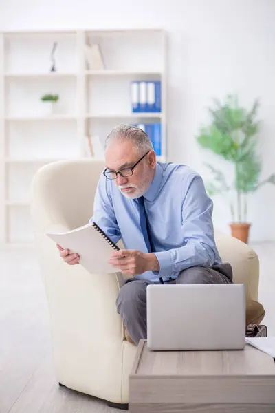 Old Employee Sitting Arm Chair — Stock Photo, Image