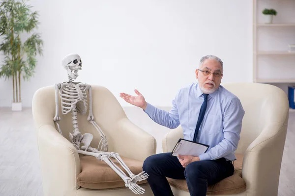 Old Psychologist Meeting Skeleton — Stock Photo, Image