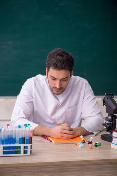 Sınıfta Oturan Genç Kimyacı Öğretmen — Stok fotoğraf