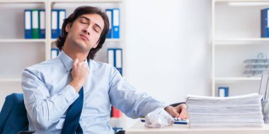 İş adamı bir sürü kağıtla yeni fikirleri reddediyor.