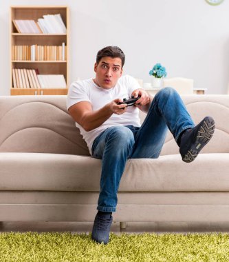 Bilgisayar oyunlarına bağımlı olan adam.