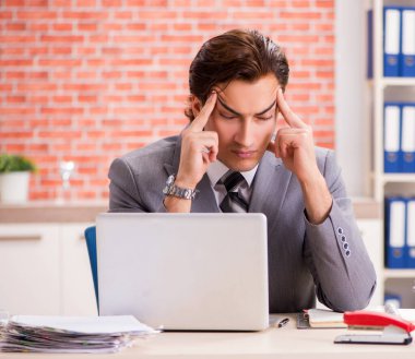 Ofiste çalışan genç işadamı.