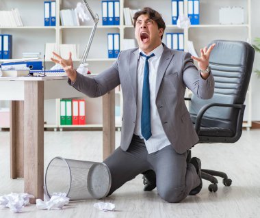 Kızgın işadamı ofiste çalışırken şok oldu.