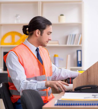 Ofiste çalışan genç erkek mimar.