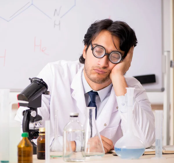 白い板の前の若い面白い化学者 — ストック写真