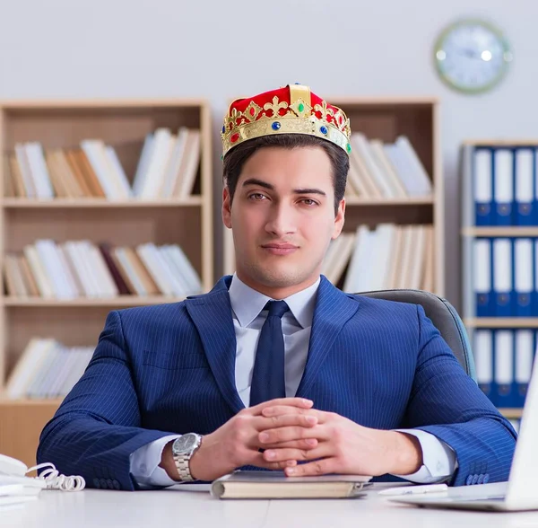Король Бизнесмен Работающий Офисе — стоковое фото