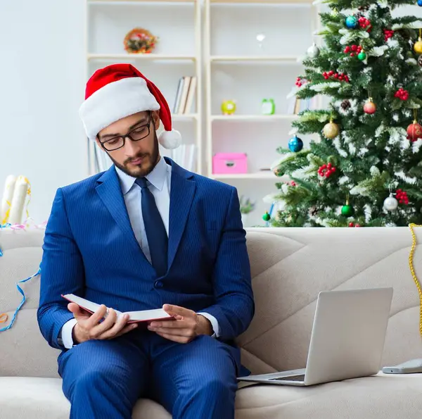 クリスマスの間家で働いているビジネスマンは — ストック写真