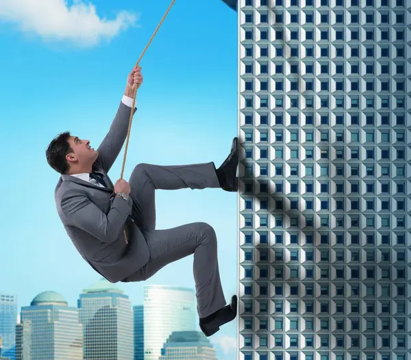 チャレンジコンセプトの実業家超高層ビルを登る — ストック写真