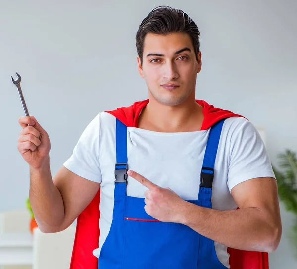 Evde Çalışan Süper Kahraman Tamirci — Stok fotoğraf