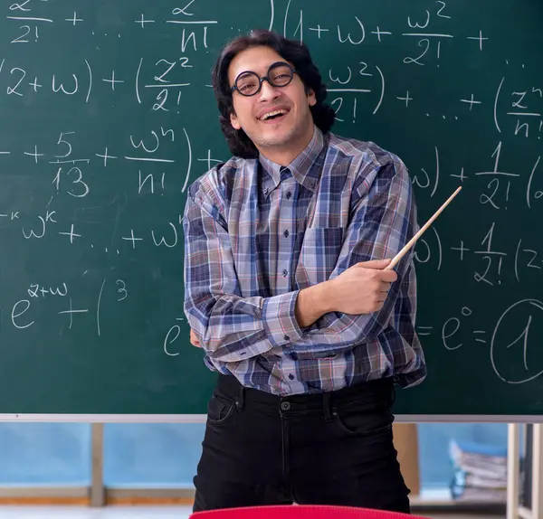 Joven Profesor Divertido Matemáticas Frente Pizarra — Foto de Stock