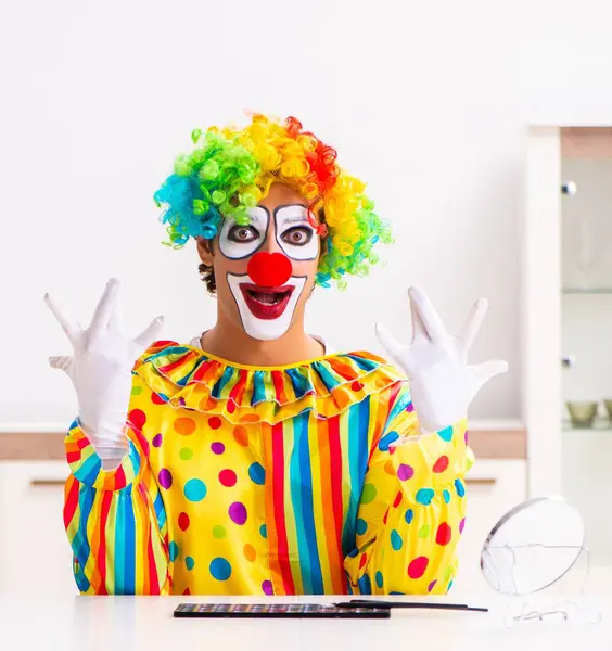 Der Männliche Clown Bereitet Sich Hause Auf Seinen Auftritt Vor — Stockfoto