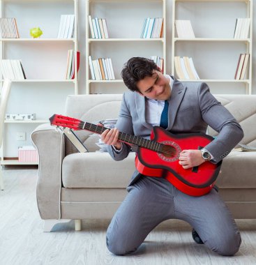 İş adamı tatile gitmeyi kutluyor.