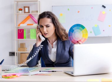 Ofiste çalışan genç bayan tasarımcı.