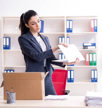 Genç bayan çalışan işinden kovuldu.