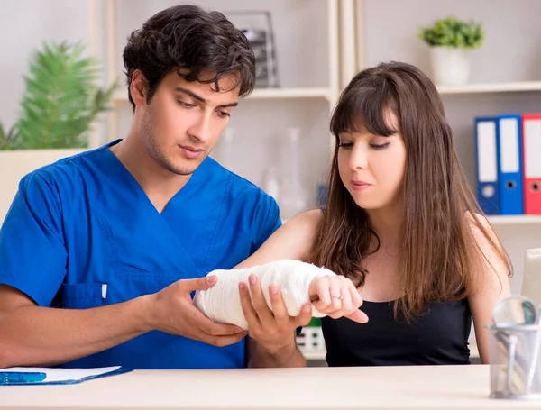 Young Woman Bandaged Arm Visiting Male Doctor Traumotologist — Stock Photo, Image