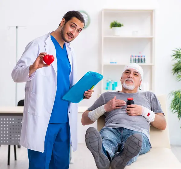 Young Male Doctor Old Patient First Aid — Stock Photo, Image