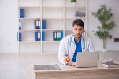 Teletıp konseptinde genç doktor