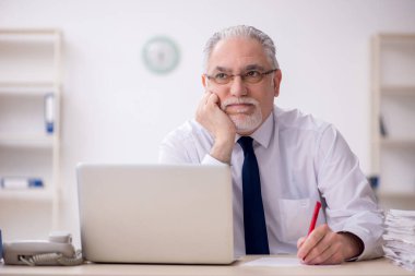 İş yerinde çalışan eski patron.