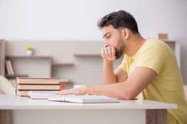 Genç öğrenci salgın sırasında evde çalışıyor.