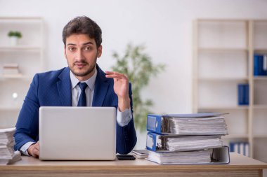 Ofiste çalışan genç bir çalışan.