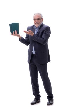 Yaşlı erkek patron beyaz kitaplarla izole edilmiş kitapları tutuyor.