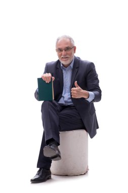 Beyaz üzerine izole kitap yazan yaşlı yazar