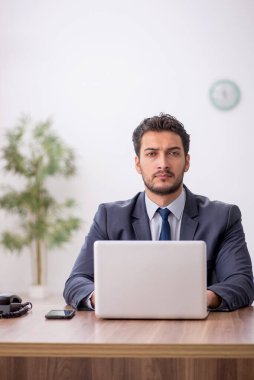 Ofiste çalışan genç bir çalışan.