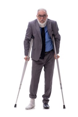 Eski erkek patron araba kazasından sonra beyazda izole edilmiş.