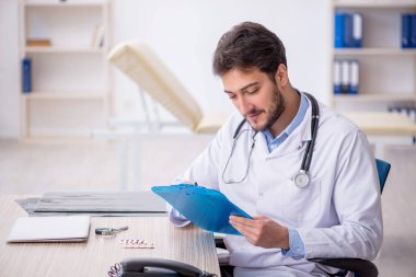 Hastanede çalışan genç bir doktor.