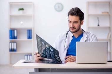 Hastanede çalışan genç doktor radyoloji uzmanı.