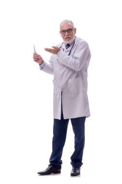 Yaşlı doktor beyazı izole etti.