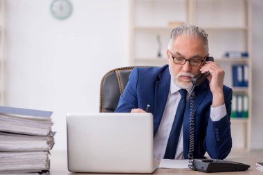 Eski bir çalışan telefonla konuşuyor.