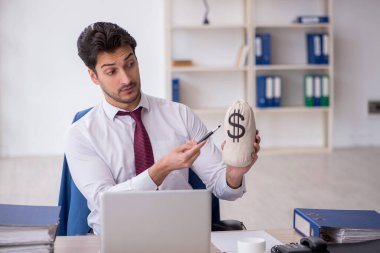 İş yerinde para çantası tutan genç bir çalışan.