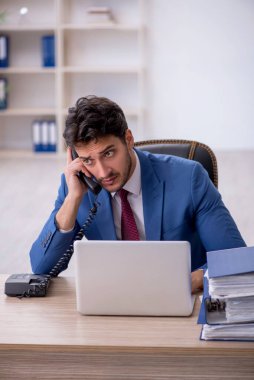 Ofiste çalışan genç bir çalışan.