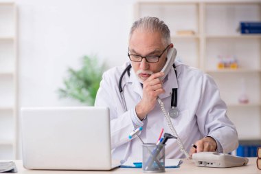 Teletıp konseptinde yaşlı bir doktor.