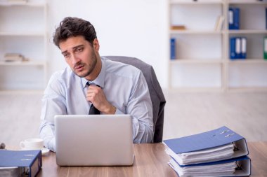 Ofiste çalışan genç bir çalışan.