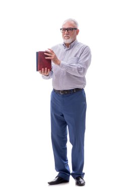 Yaşlı erkek patron beyaz kitaplarla izole edilmiş kitapları tutuyor.