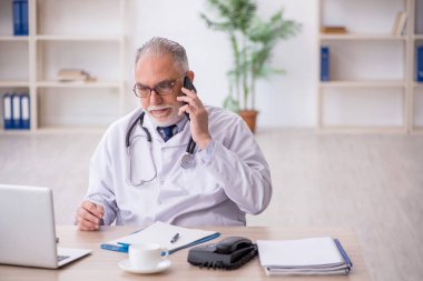 Teletıp konseptinde yaşlı bir doktor.