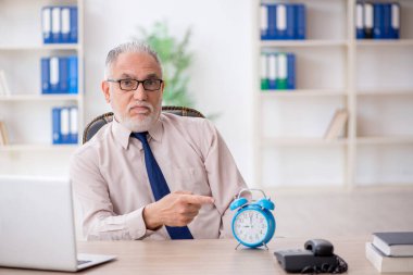 Zaman yönetimi konseptinde eski bir çalışan