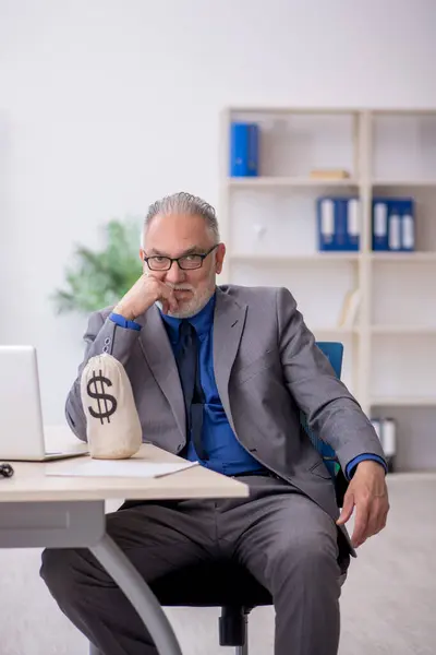 Old Employee Remuneration Concept — Stock Photo, Image
