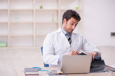 Klinikte çalışan genç bir radyolog.