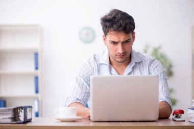 İş yerinde çalışan genç bir çalışan.