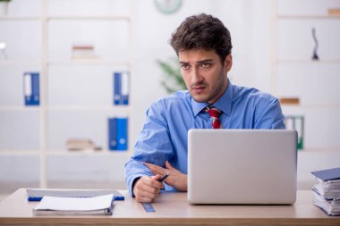 Ofiste çalışan genç bir çalışan.