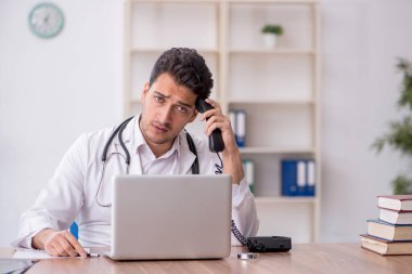 Teletıp konseptinde genç doktor