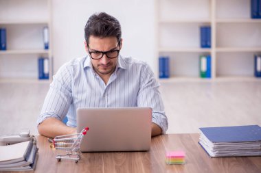 E-ticaret konsepti genç çalışanı