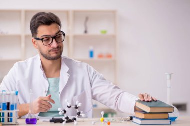 Laboratuvarda çalışan genç bir kimyager.